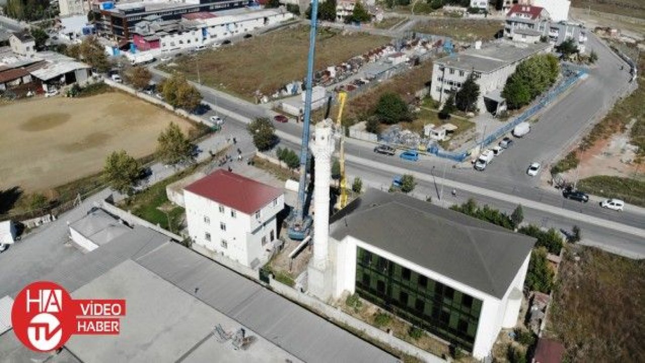 Depremde hasar gören minarenin külah kısmı söküldü