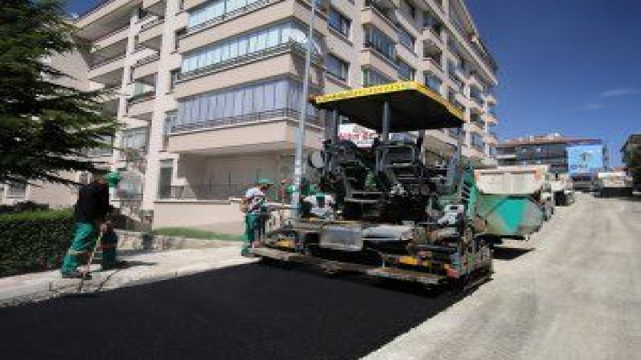Çankaya Belediyesi asfalt çalışmalarında bu yıl hedeflediği rakama ulaşmak için tüm birimleriyle çalışmalarını sürdürüyor