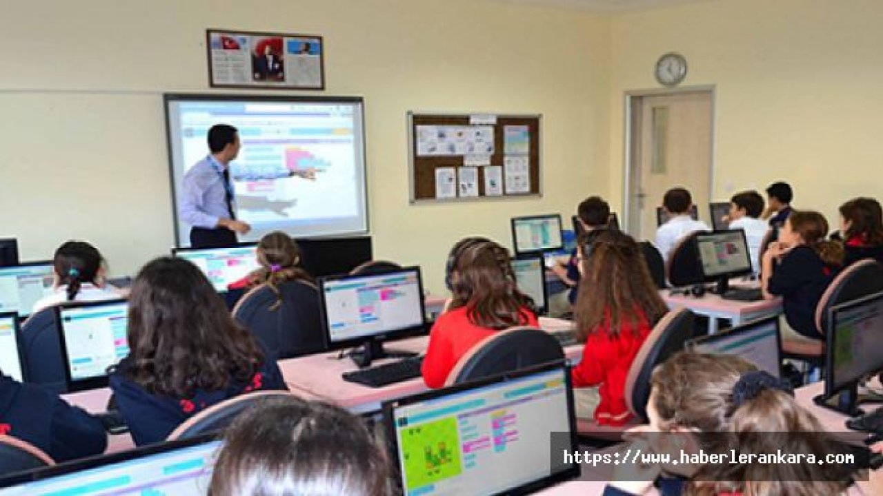 Öğrenciler kodlama eğitimi