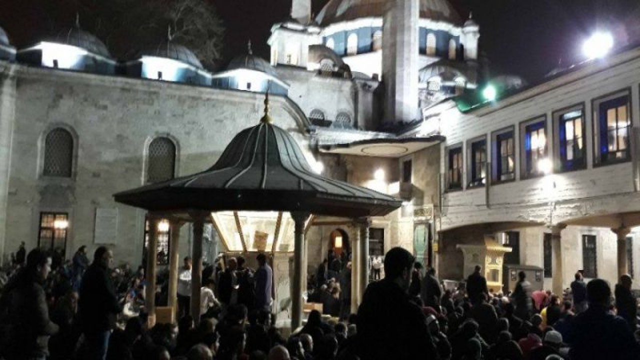 Miraç Kandili’nde vatandaşlar Eyüpsultan Camii’ne akın etti