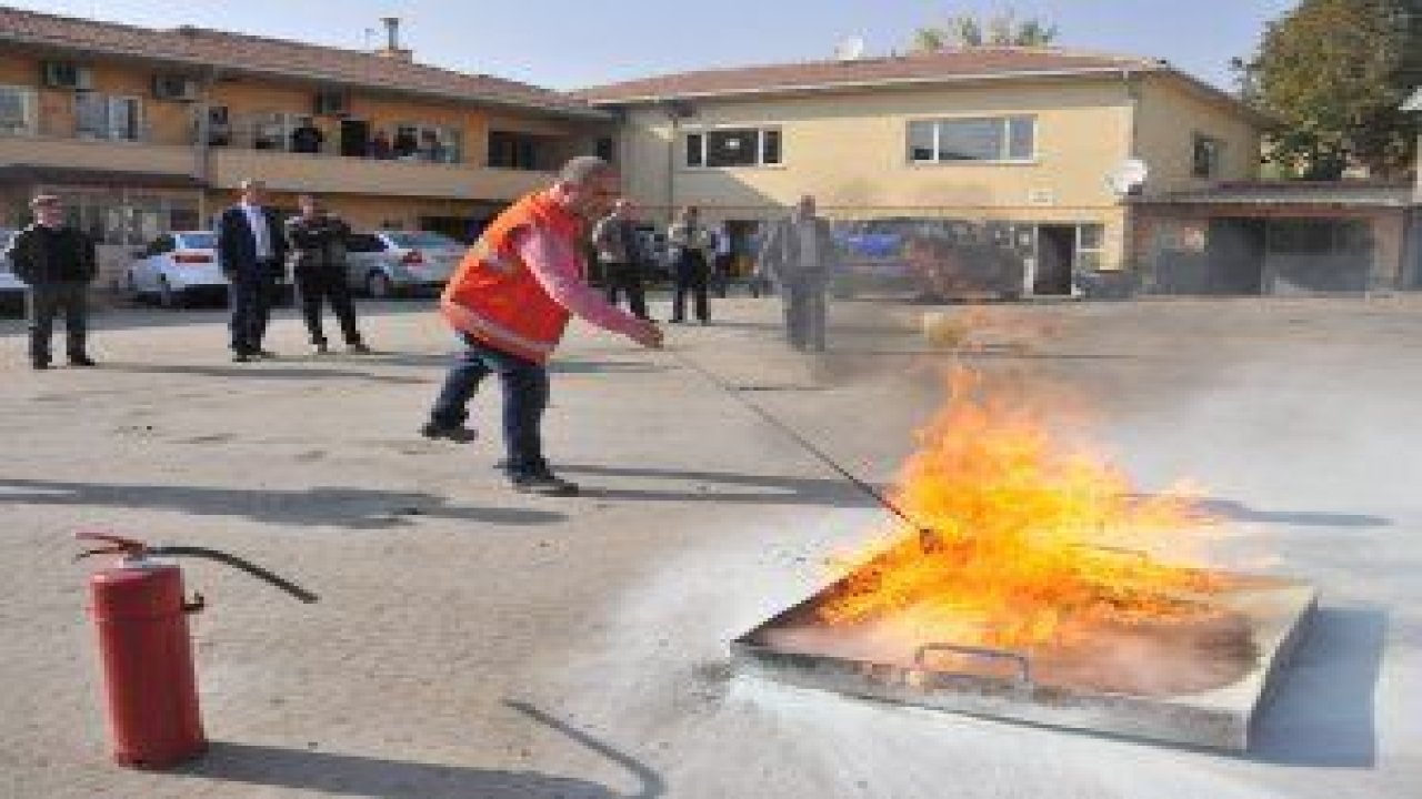 Mamak Belediyesi’ne ait hizmet birimlerinden seçilen 80 kişilik Yangın Söndürme Ekibi’ne eğitim verildi