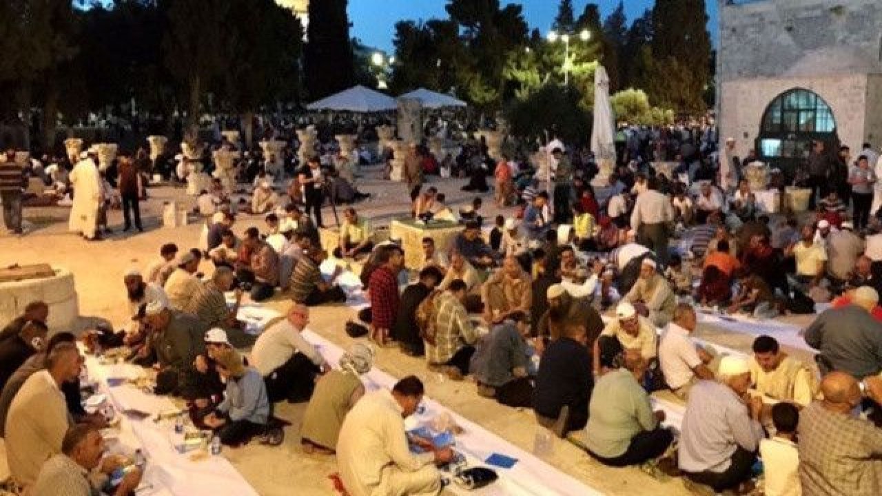 Kızılay iftar sofraları insanlığı birleştirdi