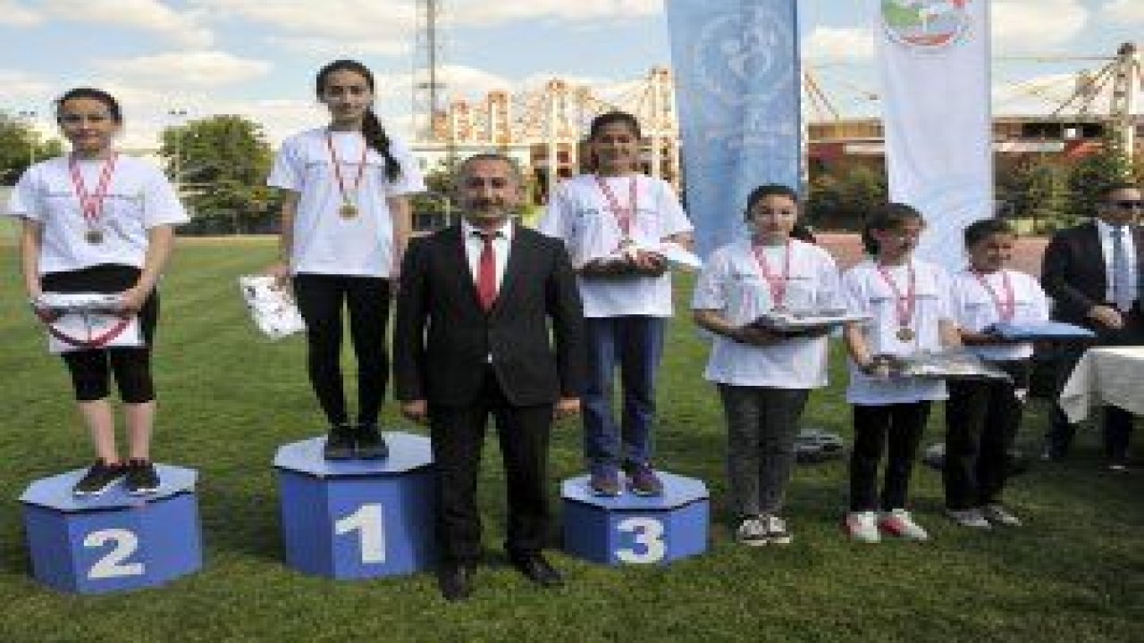 ‘Genç Yetenekler Atletizm Yarışması’nın 10’uncusu 19 Mayıs Ali Naili Moran Atletizm Sahasında yapıldı