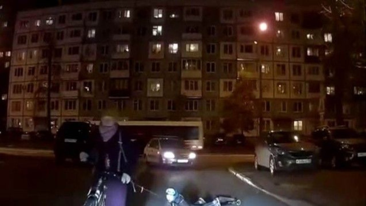 Rusya’da çocuğunu bisikletine bağlayan anne tepki gördü