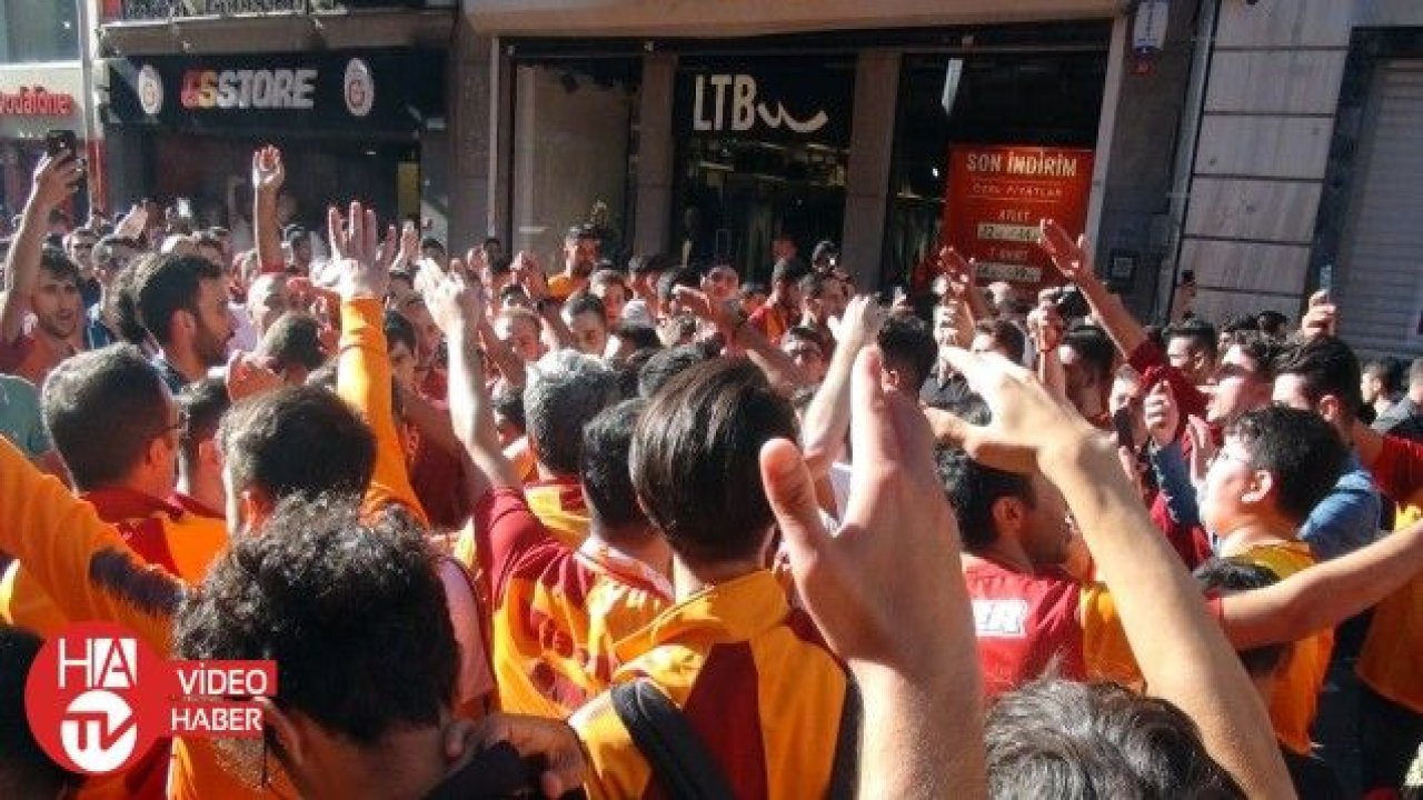 Taksim’de derbi öncesi Galatasaray taraftarından polise tezahürat