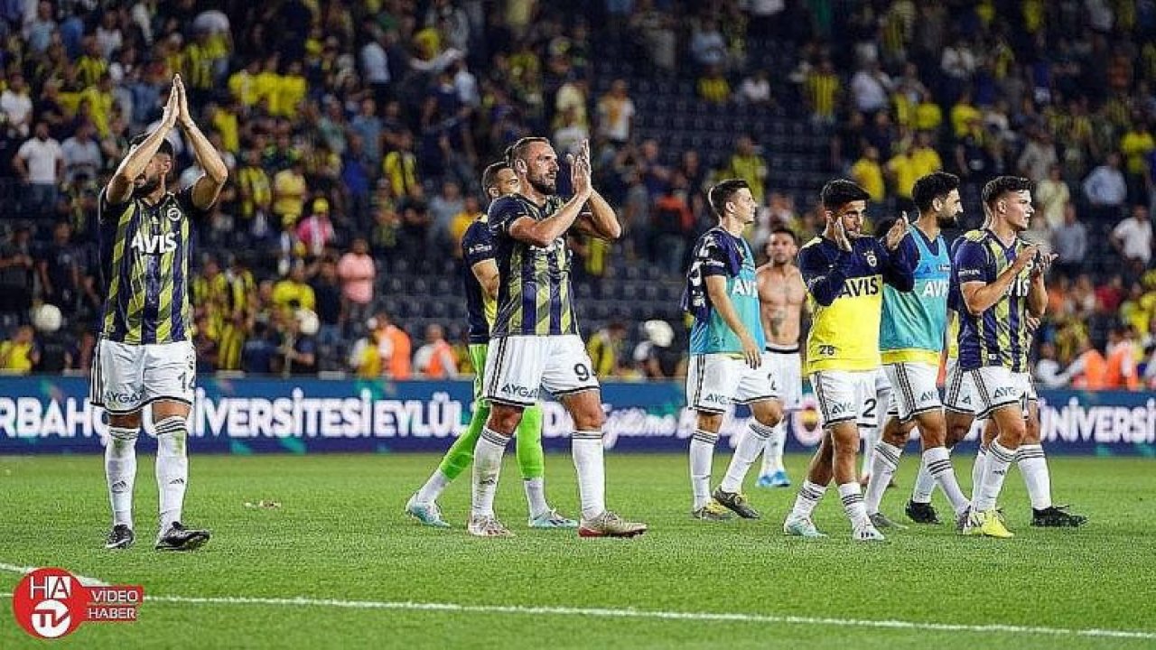 Taraftarlar Fenerbahçeli futbolcuları tribünlere davet etti