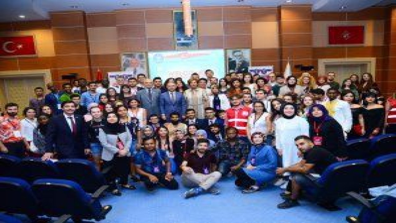 Uluslararası Gençlik Çalıştayı’nın ilk günü Başkent Üniversitesi İhsan Doğramacı Konferans Salonu’nda düzenlenen törenle başladı