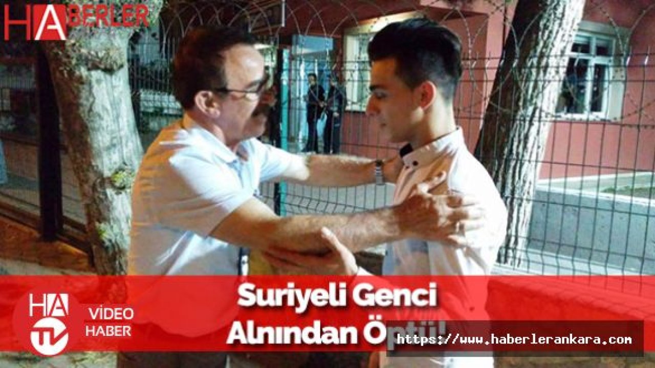 Suriyeli Genç Öyle Bir Şey Yaptı ki... Emekli Öğretmen Alnından Öptü!