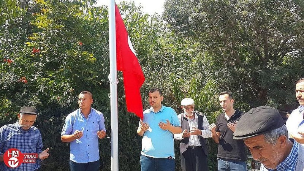 Şehidin evinin önüne törenle bayrak dikildi
