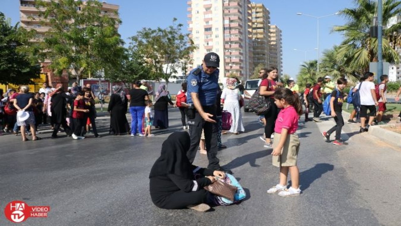 Çocukları için yolu trafiğe kapattılar