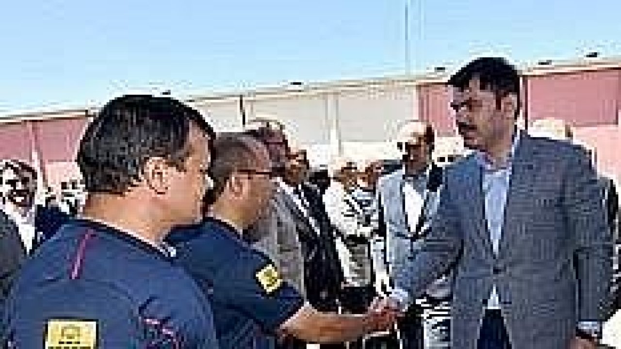 Bakan Kurum itfaiye personeliyle bayramlaştı