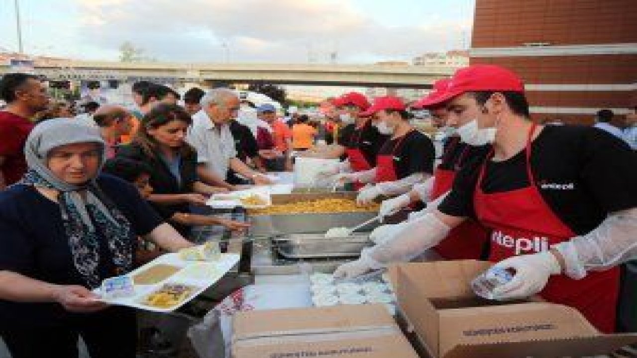 Batıkent Meydan AVM önünde yapılan iftar programına vatandaşlar büyük ilgi gösterdi