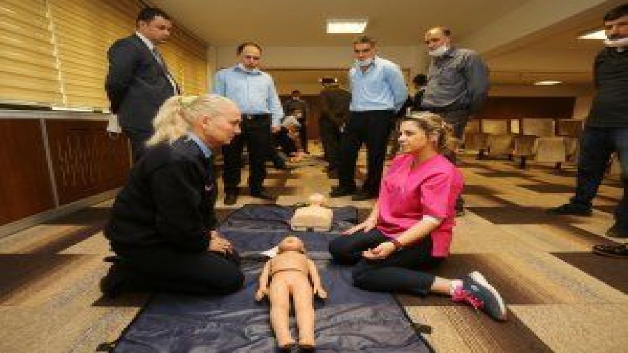 Yanimahalle Belediyesi personellerine Temel İlk Yardım Uygulamaları eğitimi veriyor