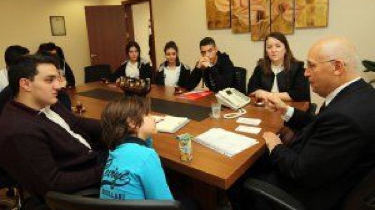 Başkan Yaşar, Batıkent Seviye Okulları öğrencilerini makamında ağırladı