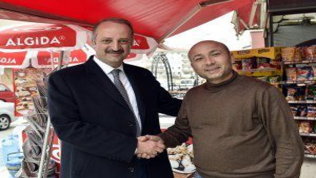 Mamak Belediye Başkanı Mesut Akgül, esnafın sorun ve önerilerini dinliyor