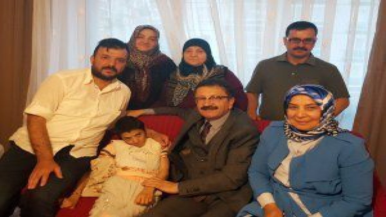 Veysel Tiryaki, Battalgazi Mahallesi’nde yaşayan Seyfi Özer’in ailesinin evine misafir oldu