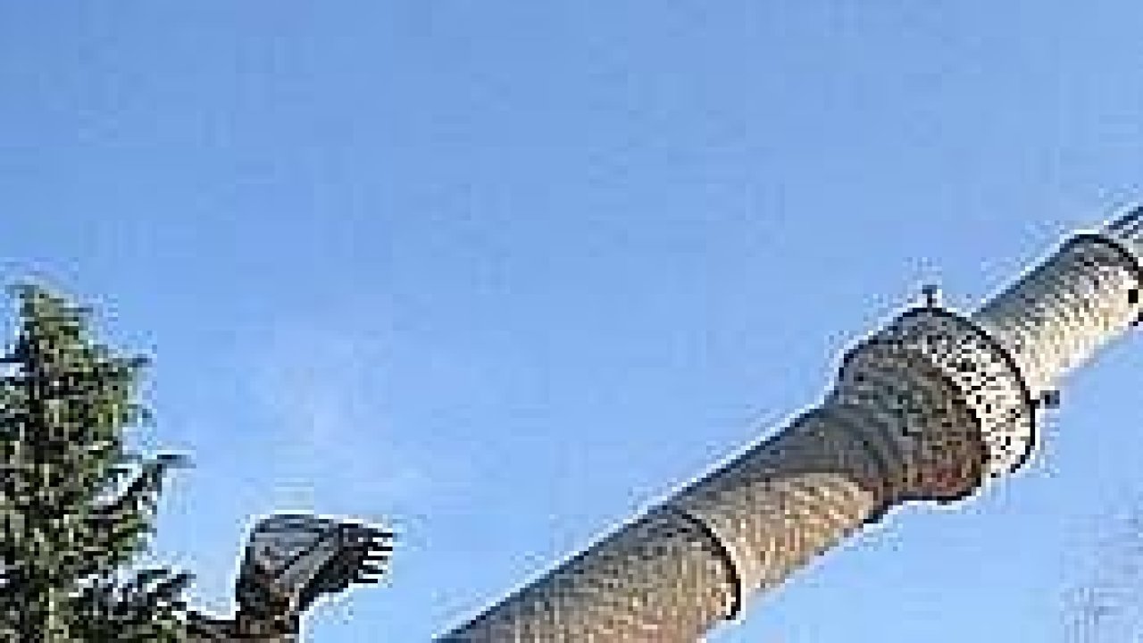 30 metrelik minarenin yıkılma anı kamerada