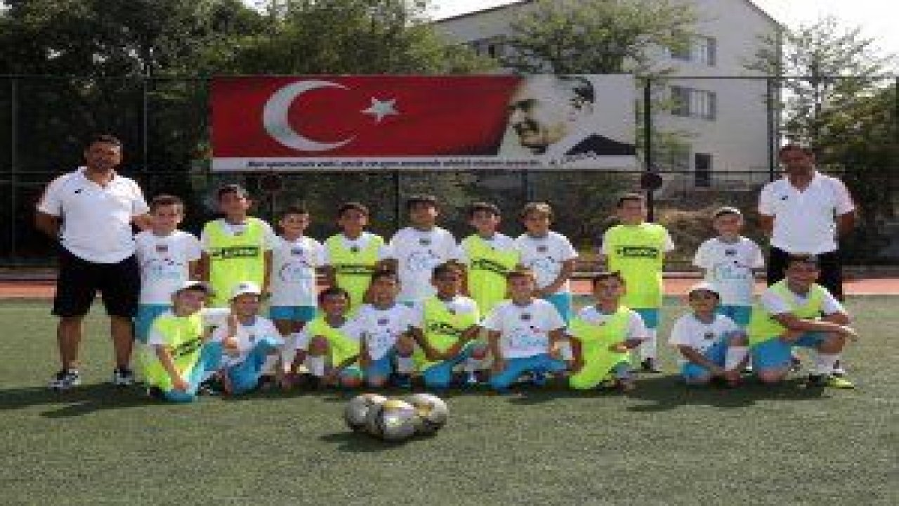 Yenimahalle Belediyesi'nin açtığı futbol yaz okulu devam ediyor