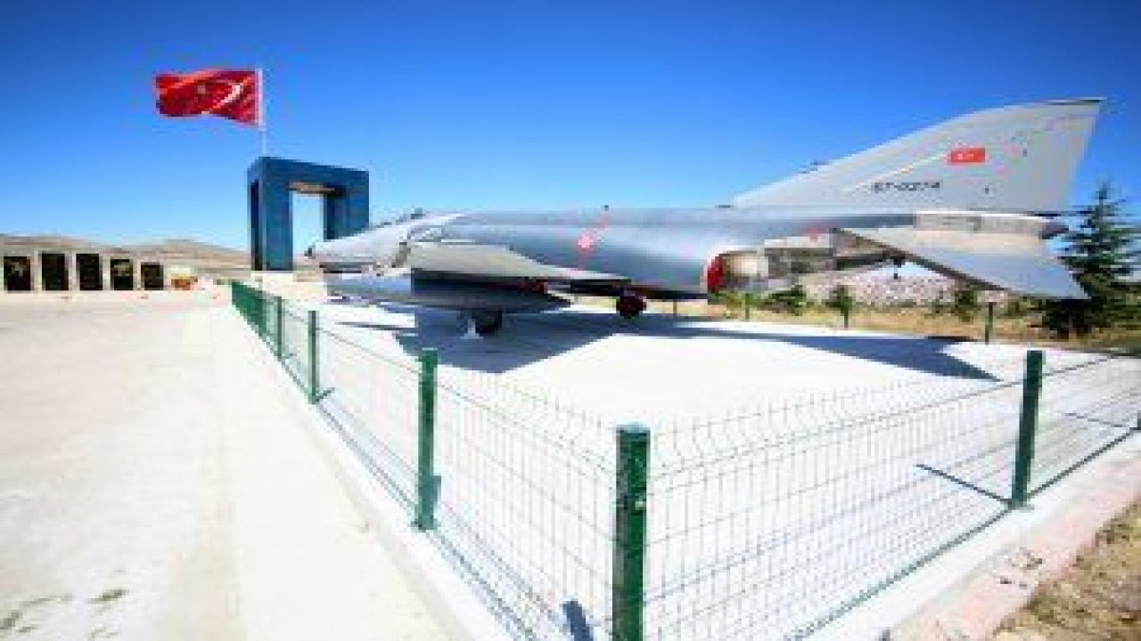 Hava Lojistik Komutanlığı envanterine kayıtlı F-4E uçağı Kartaltepe Kent Ormanında ziyarete açıldı