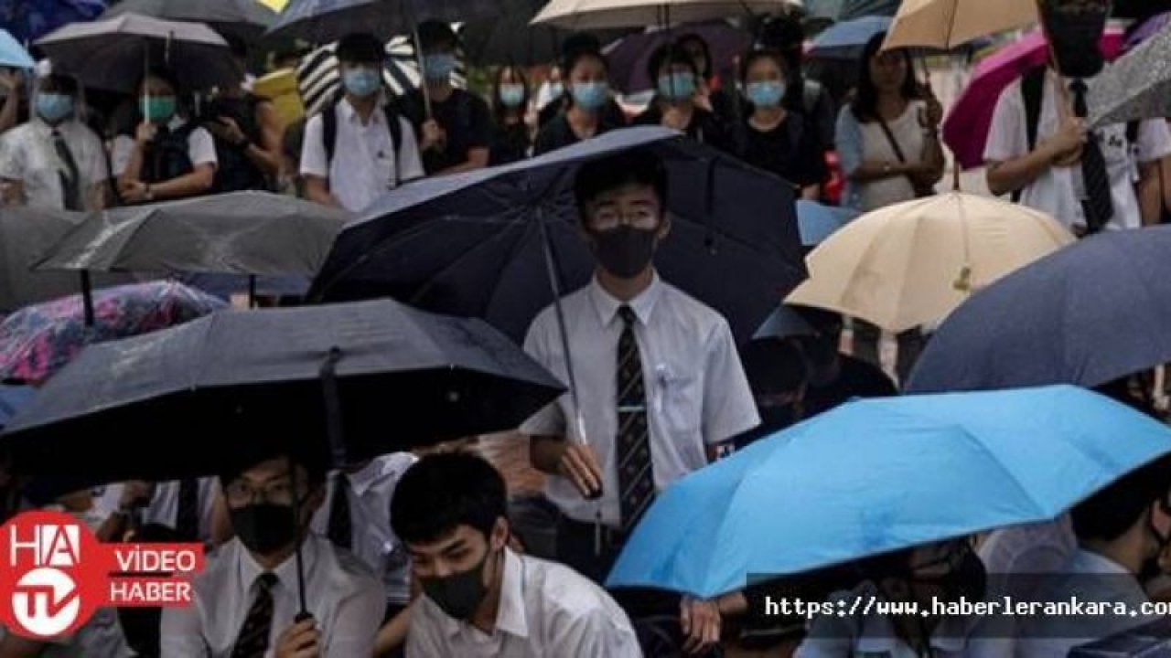 Hong Kong'da protestocu öğrenciler derslere girmedi