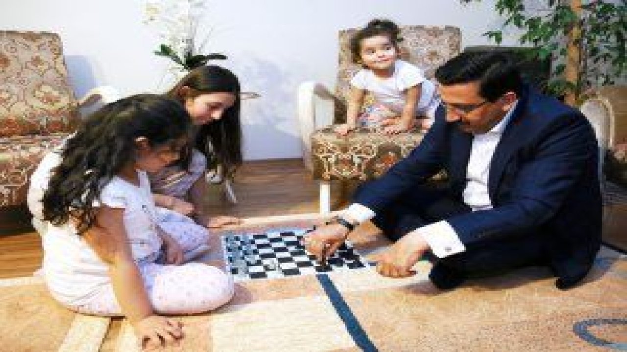 Mustafa Ak ve eşi Hatice Ak çat kapı iftarda 15 Temmuz Şehidi Murat İnci’nin ailesine konuk oldu