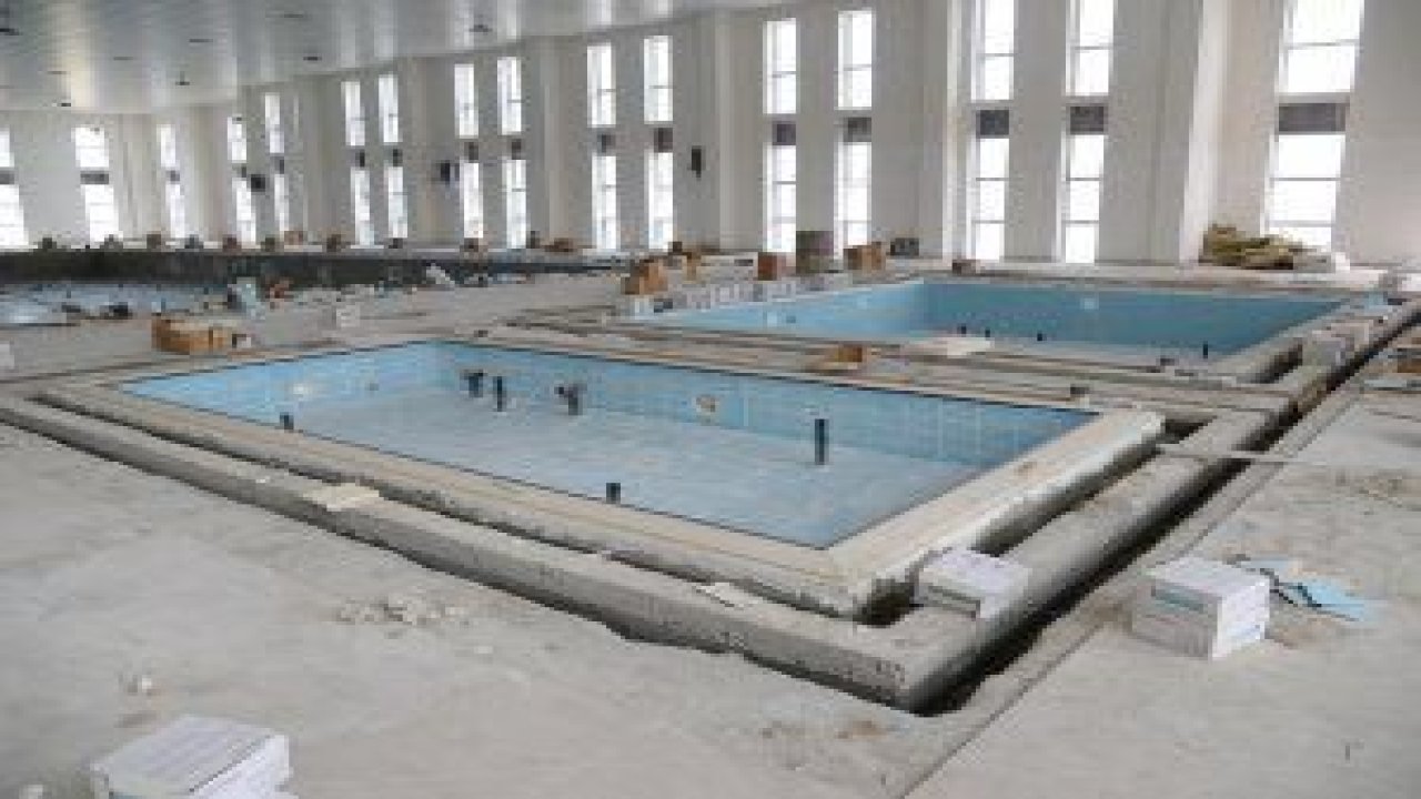 Pursaklar Saray Mahallesi'ndeki Yarı Olimpik Kapalı Yüzme Havuzu hızlı bir şekilde tamamlanıyor