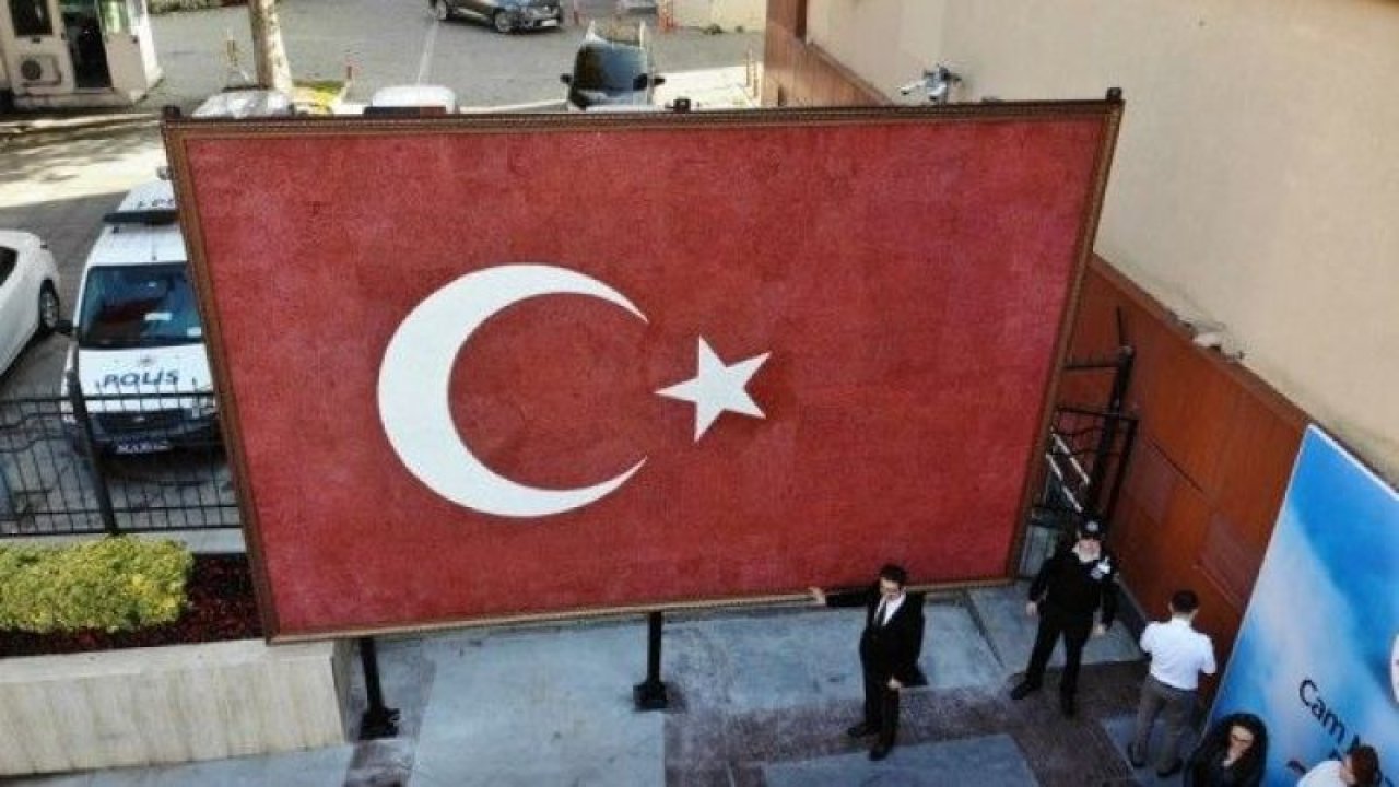 Cam mozaiğinden yapılan dev Türk Bayrağı havadan görüntülendi