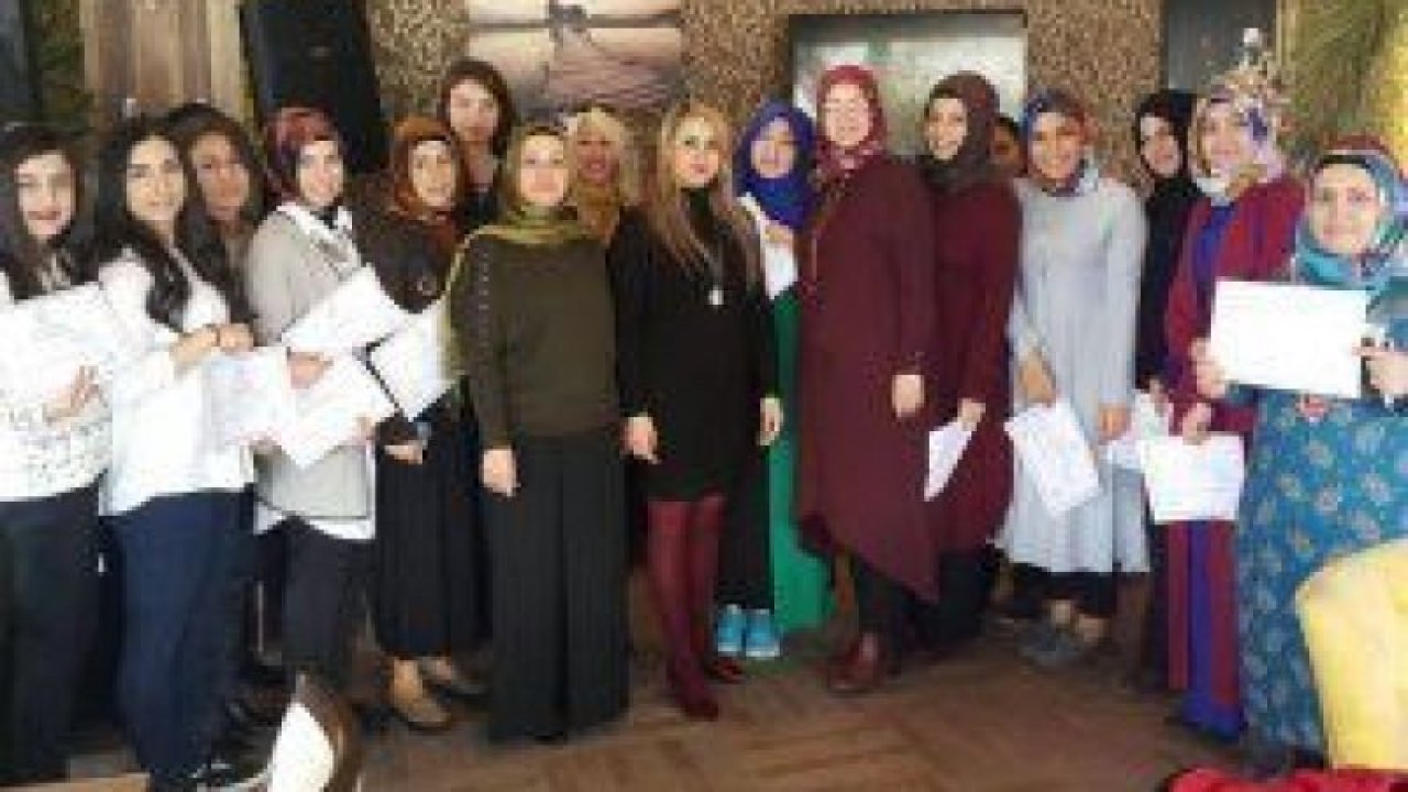 Pursaklar'da İşaret Dili Kursunu tamamlayan 25 kadın sertifika aldı