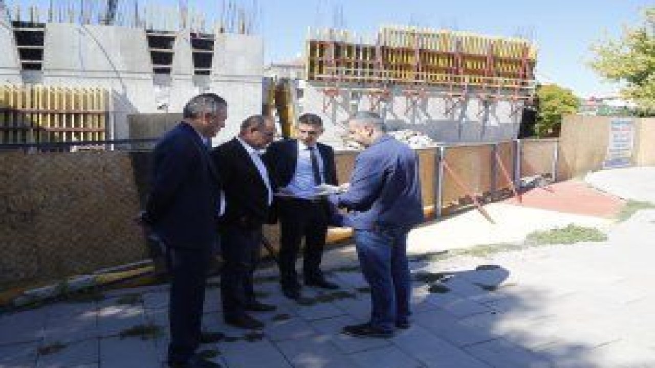 Gölbaşı Belediye Başkanı Fatih Duruay,  yenileme çalışmaları devam ve yapımı tamamlanmış 3 mahalle parkını inceledi