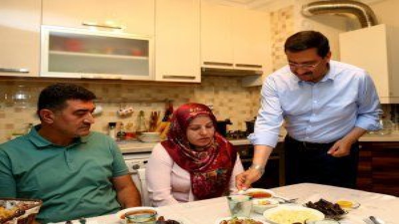 Mustafa Ak, 15 Temmuz'da şehit olan Mustafa Avcu'nun ailesini iftarda ağırladı