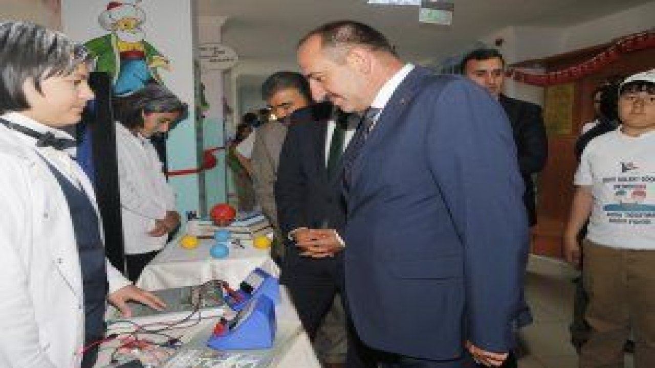 Gölbaşı’nda Şehit Bülent Göçer Ortaokulu öğrencilerinin projelerinin sergilendiği “TÜBİTAK 4006 Bilim Fuarı” açılışı gerçekleştirildi