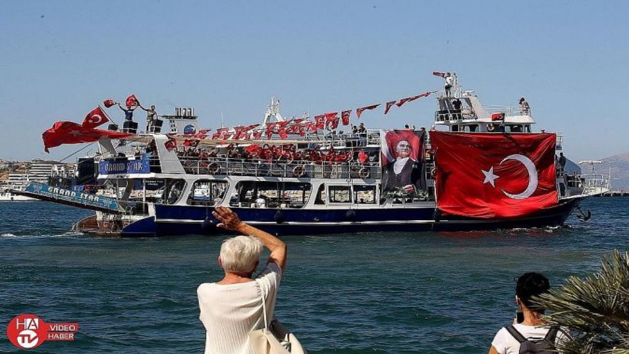 Çeşme’de gezi teknelerinden zafer turu