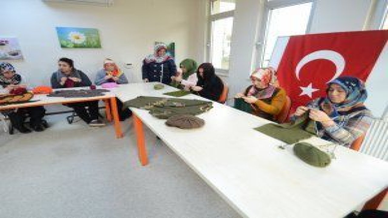 Pursaklar Belediyesi hanım evi üyeleri, kahraman Mehmetçik için ilmek ilmek atkı, bere, eldiven örüp gönderdi