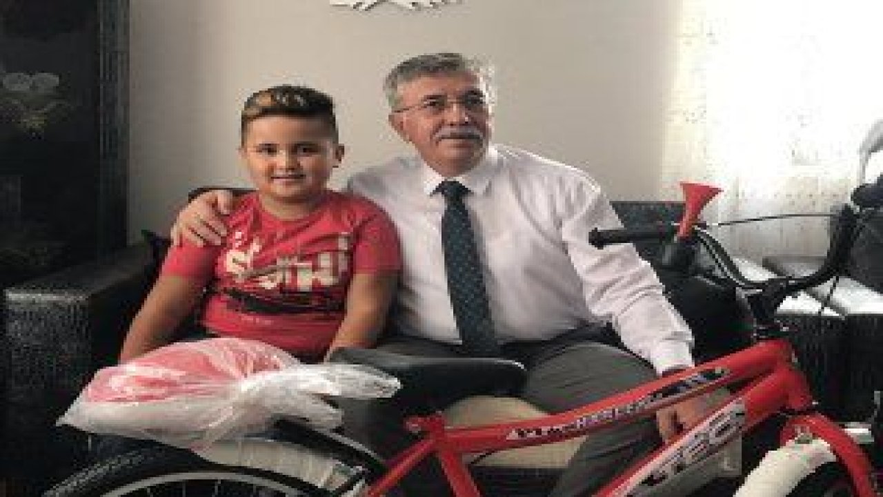 Başkan Çetin, Büyükşehir Belediyesi tarafından sünnet ettirilen çocuklara bisiklet hediye ediyor