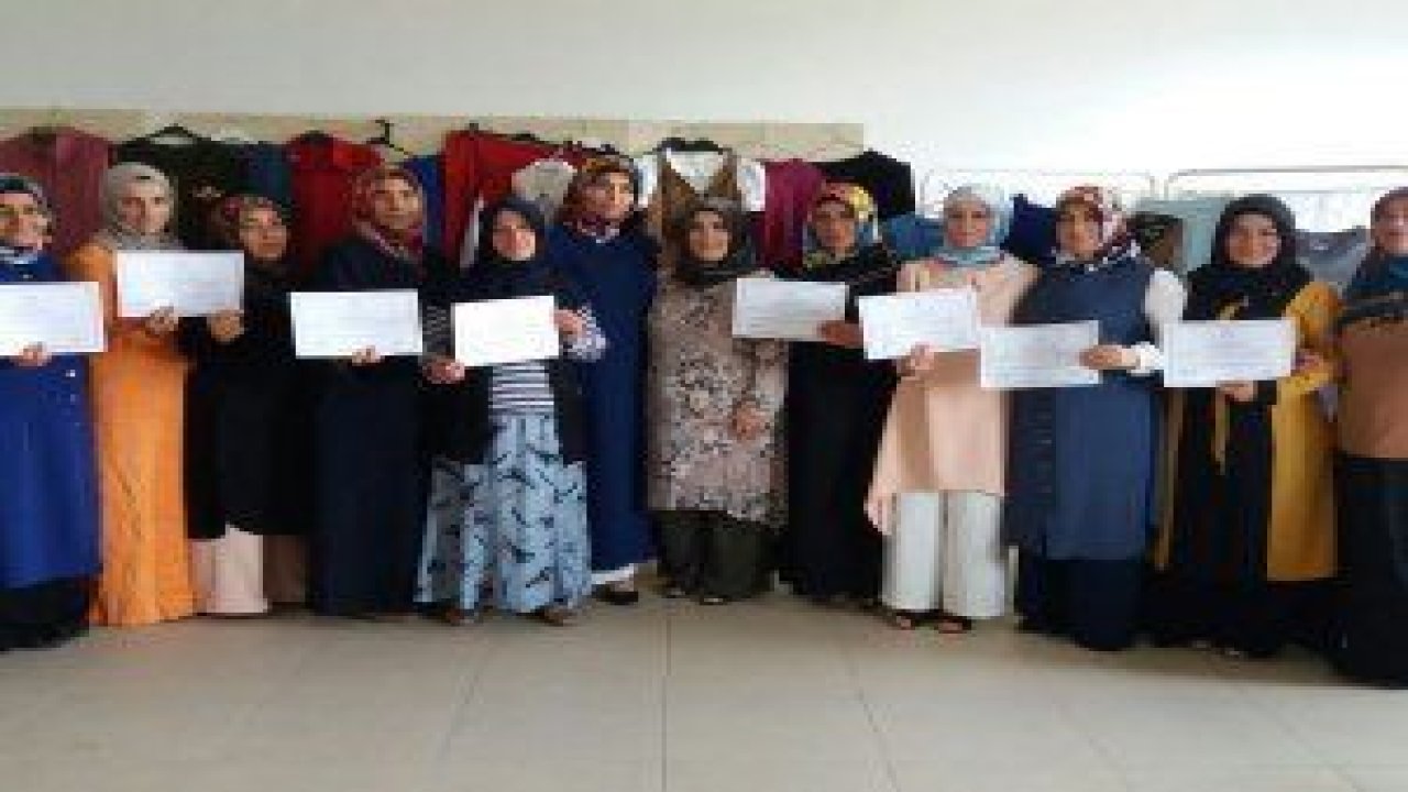 Pursaklar Belediyesi Hüma Sultan Hanım Evi'nde açılan kursları tamamlayan kursiyerler sertifikalarını aldılar