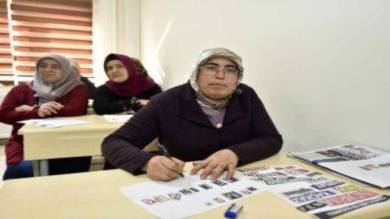 Ayşe Hanım, Mamak Belediyesi Ahmet Yesevi Aile Merkezi’nde okuma hayalini gerçekleştirmenin sevincini yaşıyor