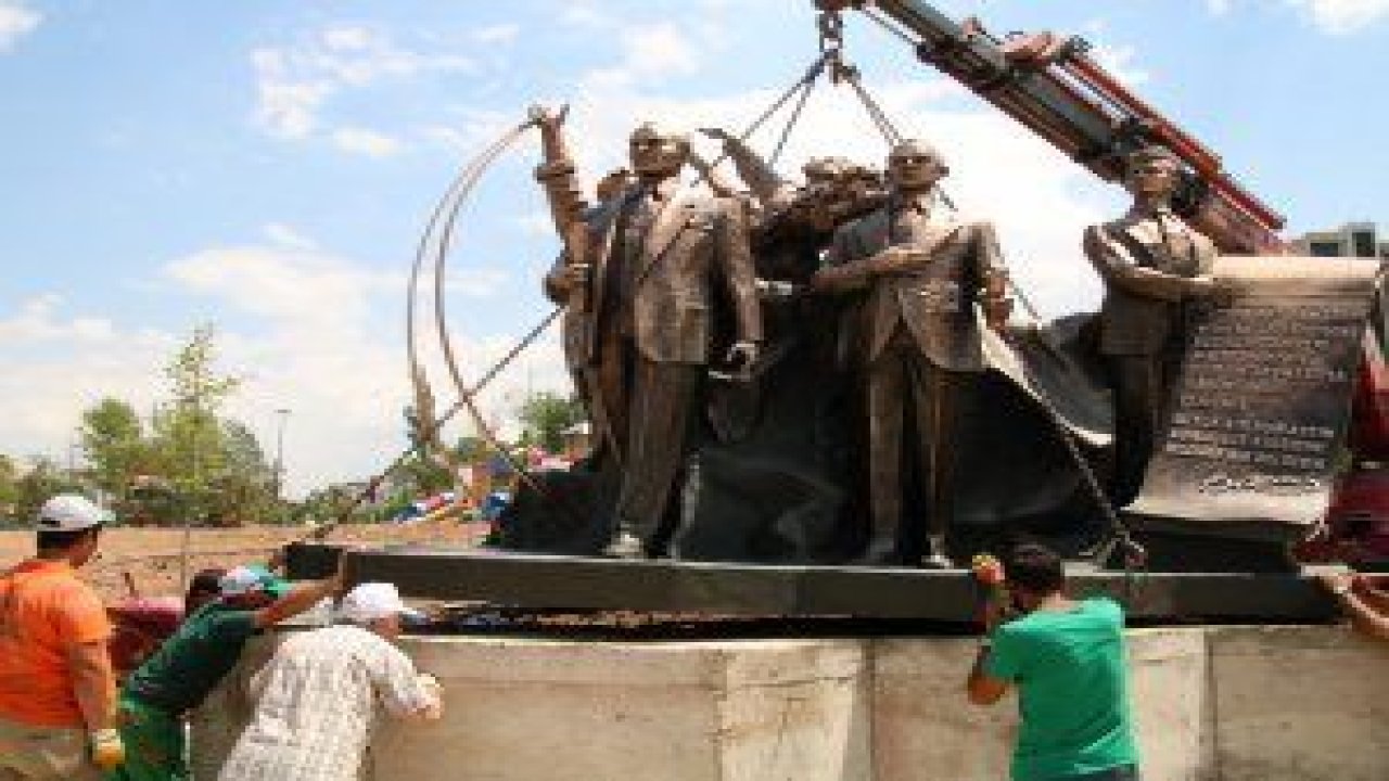 Lozanpark ay yıldızlı Atatürk ve İsmet İnönü anıtı ile taçlandırdı