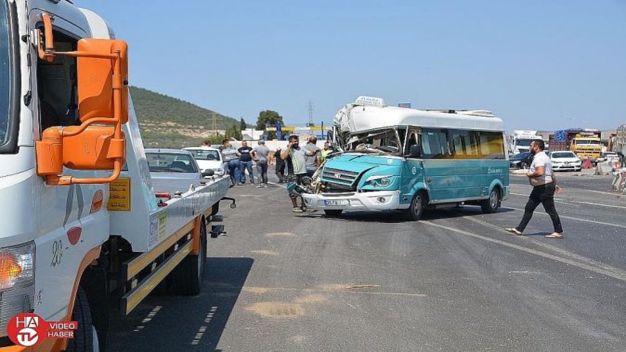 Yolcu minibüsü hafriyat kamyonuna çarptı: 11 yaralı