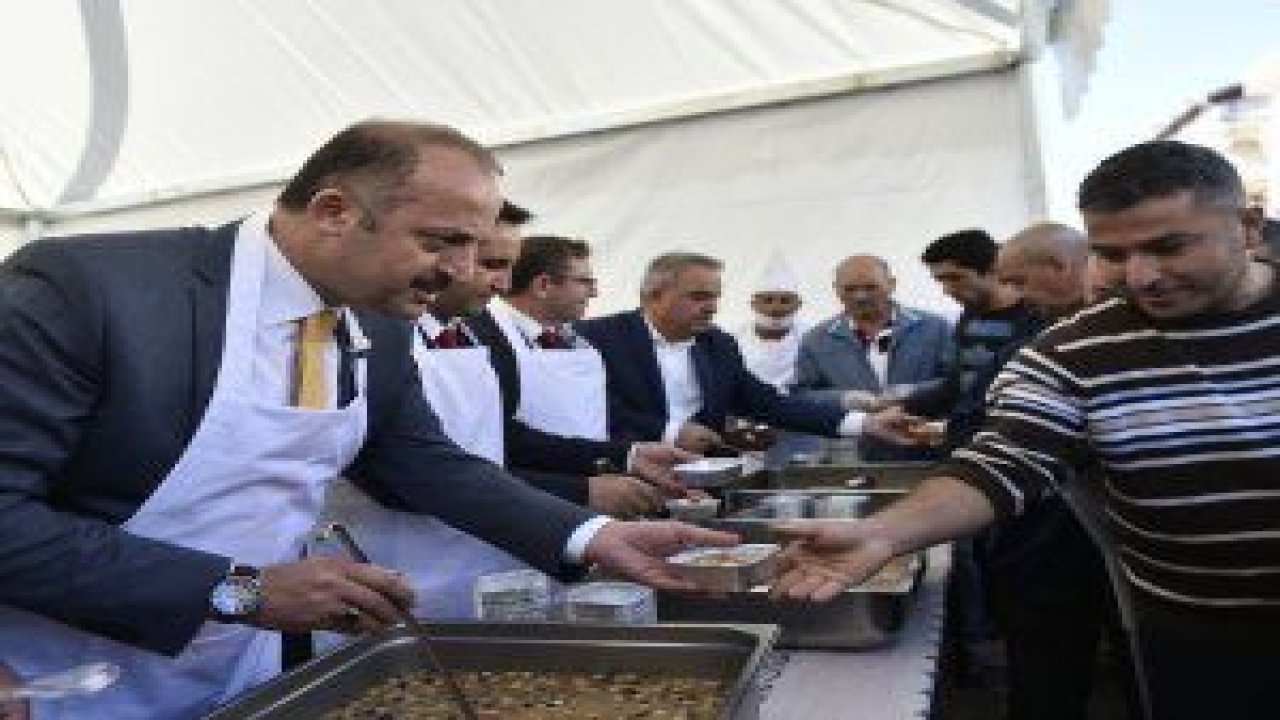 Mamak Belediye Başkanı Mesut Akgül Muharrem Ayı vesilesi ile aşure dağıttı