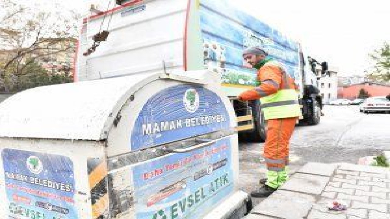 Mamak Belediyesi, ilçede bulunan çöp konteynerleri yıkayarak dezenfekte ediyor