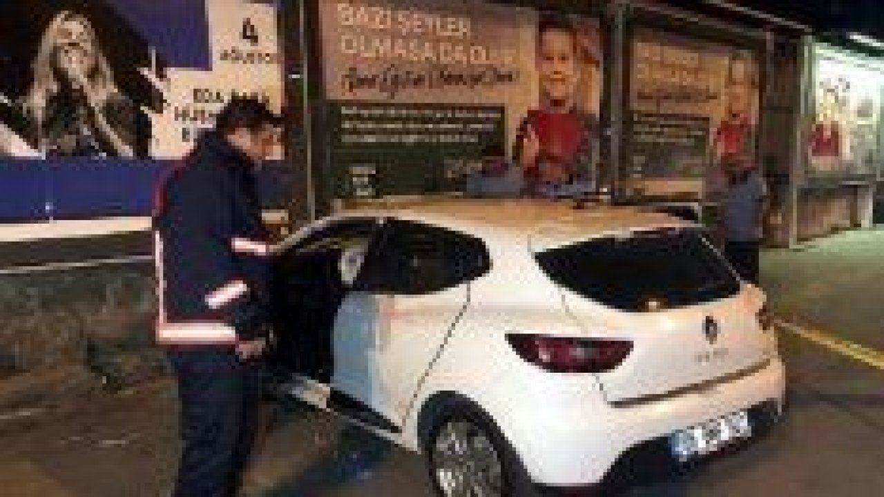 Silahlı saldırıdan kaçarken otomobili duvara çarptı: 2 yaralı