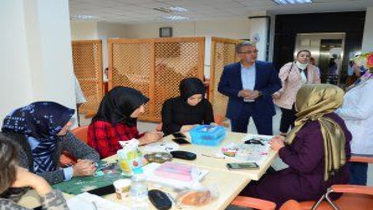 Pursaklar Belediye Başkanı Selçuk Çetin, Hüma Sultan Hanım Evini ziyaret ederek, kursiyerlerin yaptığı çalışmaları inceledi