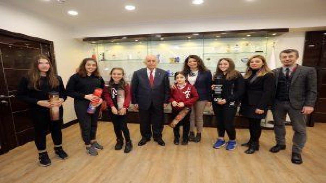 Yenimahalleli öğrencilerden Başkan Yaşar’a Yeni Yıl sürprizi