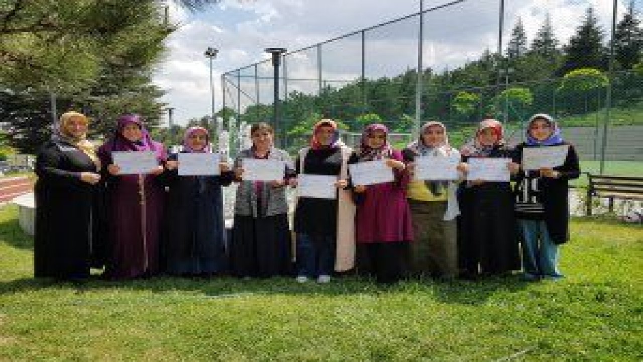 Pursaklar Belediyesi Ayyıldız Hanım Evindeki dikiş nakış kursuna katılan kadınlar eğitimlerini tamamlayarak sertifika aldı