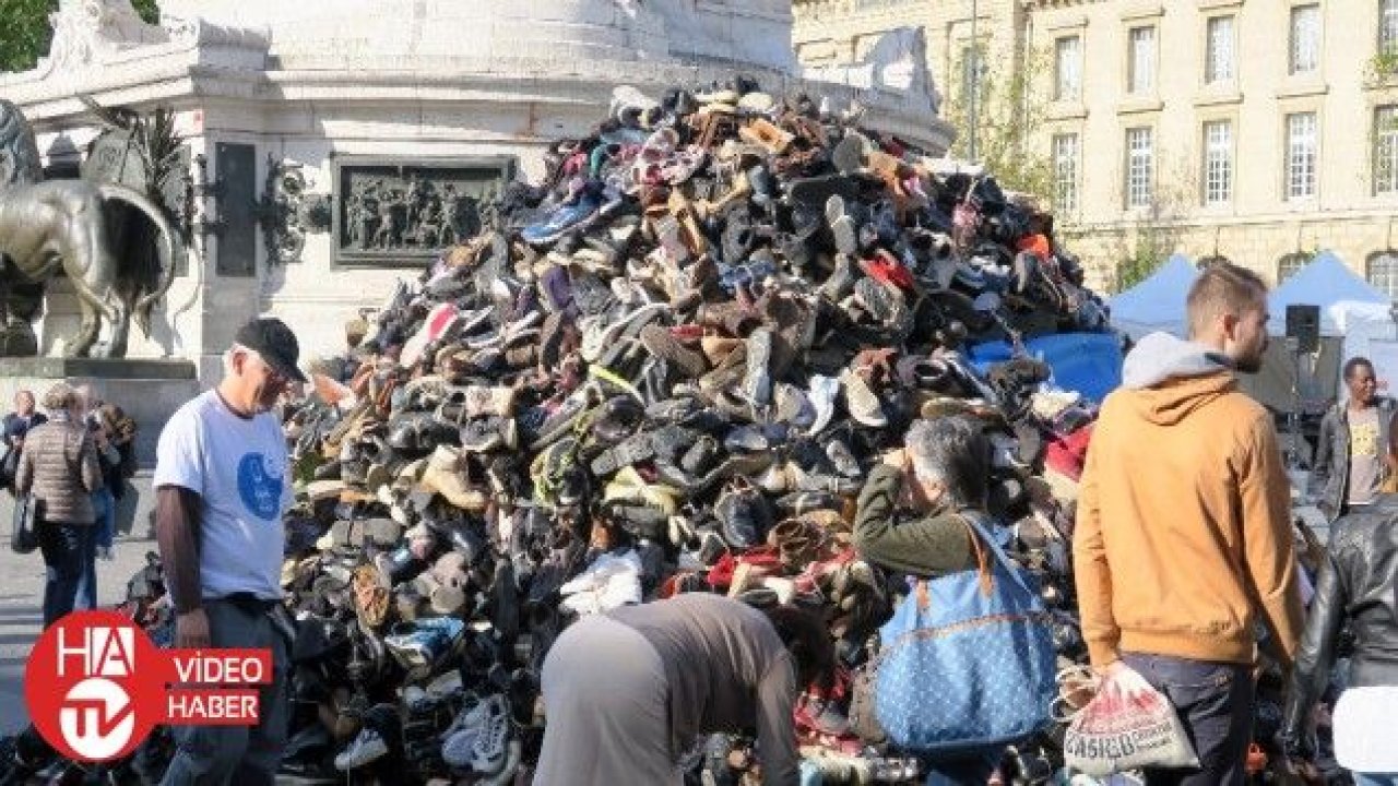 Paris’te bomba kurbanları için ayakkabı piramidi oluşturuldu