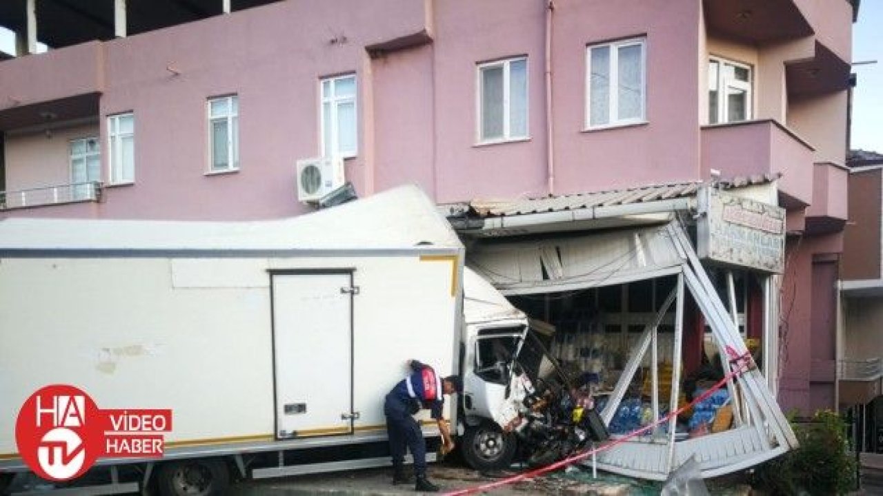 Kamyon yol kenarında bekleyen 5 kişiye çarpıp markete daldı - Bursa