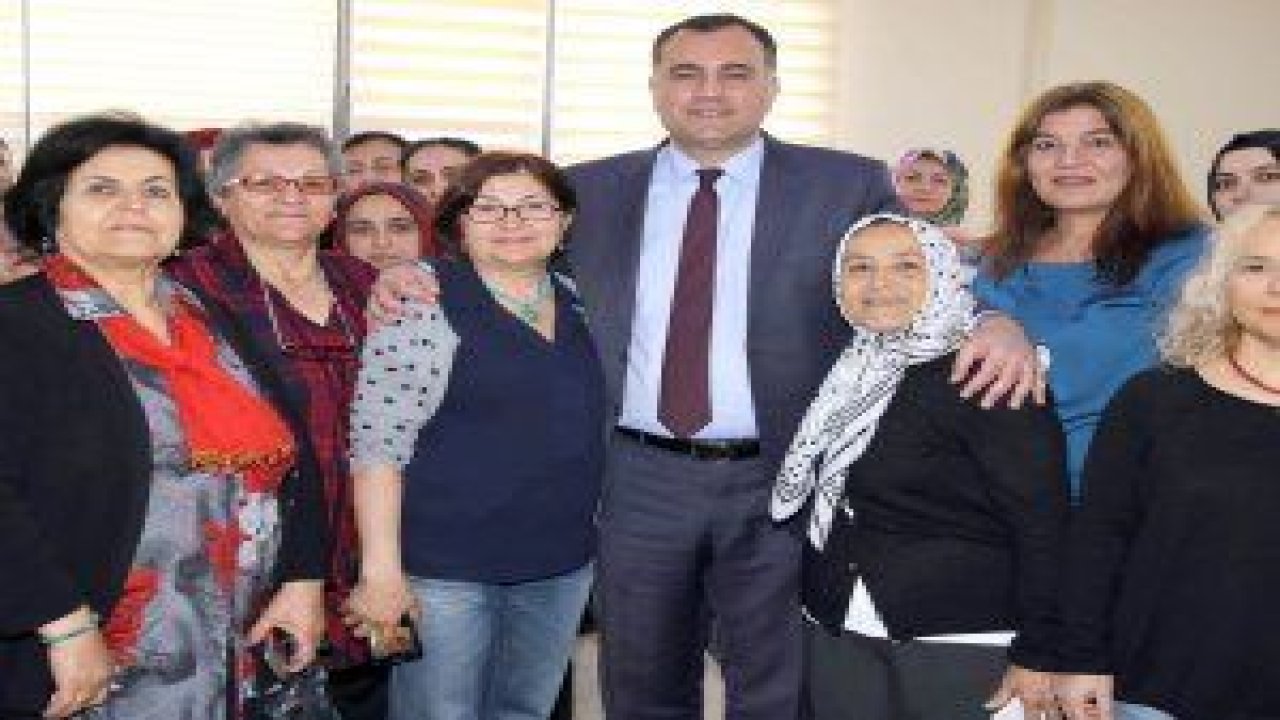 Çankaya Belediyesi’nin Çankaya Evleri’nde verdiği eğitimlerden biri olan Sağlıklı Beslenme dersine kadınlar yoğun ilgi gösteriyor