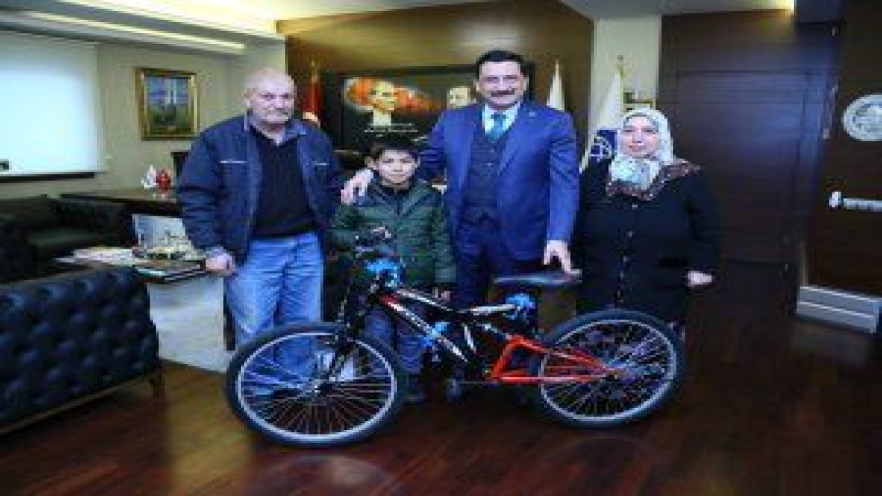 Mustafa Ak; Bir Hayalim Var Projesi ile bu hafta Yunus Emre Babayiğit’in bisiklet hayalini gerçekleştirdi