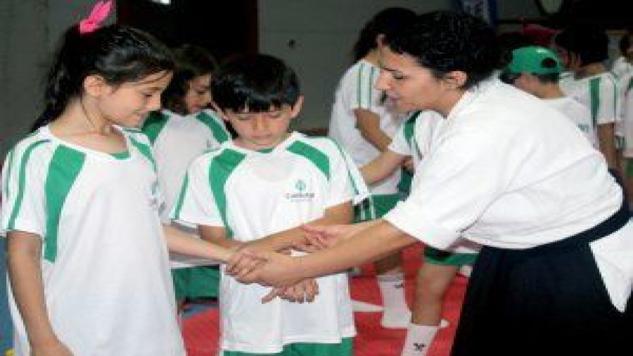 Çankaya Belediyesi'nin Yaz Spor Okullarında çocuklar savunma sanatını öğreniyor