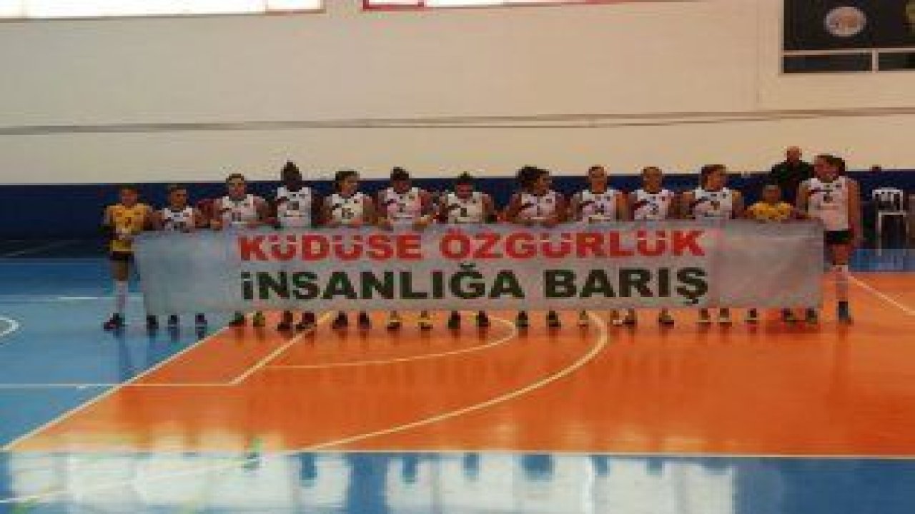 ABD Başkanı Trump’ın Kudüs’ü İsrail’in başkenti ilan etmesine bir tepki de Pursaklar Voleybol İhtisas Takımından geldi